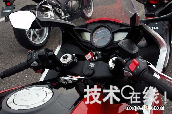 VFR1200本田摩托車把手右側設有換擋模式開關