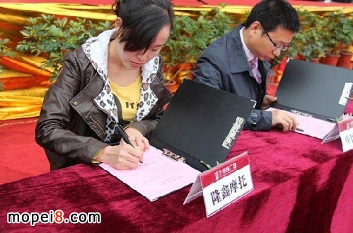 隆鑫摩托商家代表簽訂誠信經(jīng)營協(xié)議