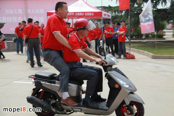 大陽摩托推出國(guó)內(nèi)首款商務(wù)踏板摩托車