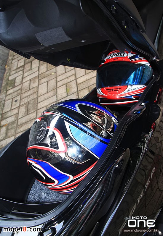 新FORZA 300也可擺放兩頂摩托車頭盔