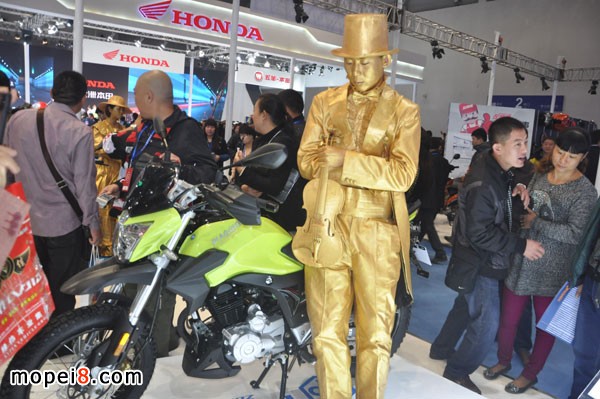 重慶摩博會比亞喬詮釋歐系機車生活