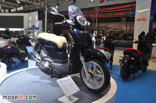 重慶摩博會比亞喬詮釋歐系機車生活