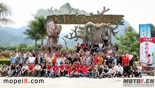 錢(qián)江藍(lán)寶龍BJ300GS現(xiàn)身摩托坊第九屆愛(ài)心助學(xué)年會(huì)