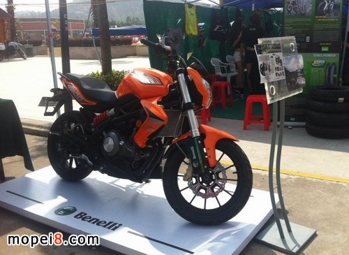 錢(qián)江藍(lán)寶龍BJ300GS現(xiàn)身摩托坊第九屆愛(ài)心助學(xué)年會(huì)