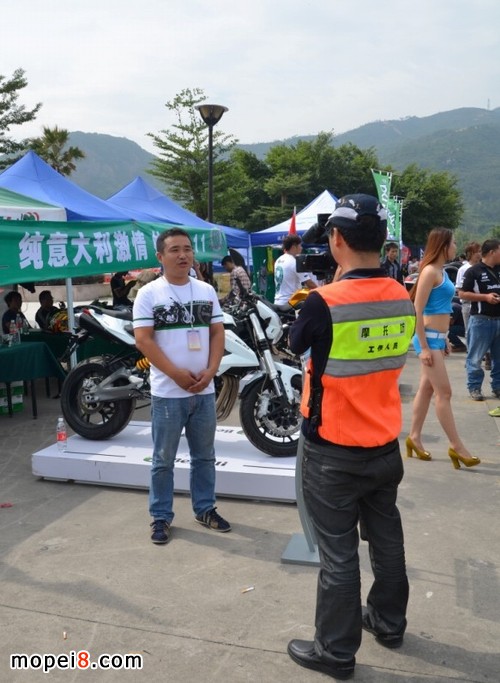 錢(qián)江藍(lán)寶龍BJ300GS現(xiàn)身摩托坊第九屆愛(ài)心助學(xué)年會(huì)