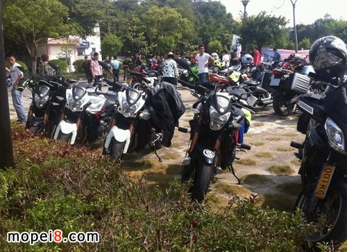 錢(qián)江藍(lán)寶龍BJ300GS現(xiàn)身摩托坊第九屆愛(ài)心助學(xué)年會(huì)