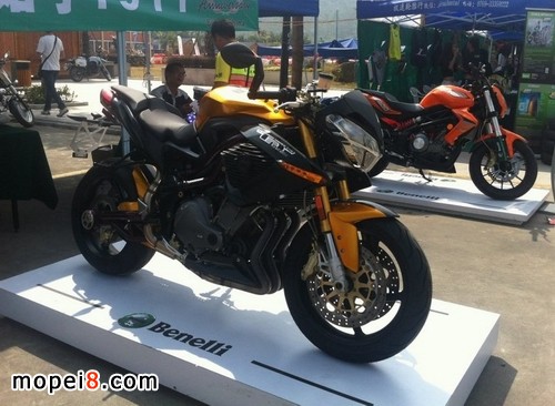 錢(qián)江藍(lán)寶龍BJ300GS現(xiàn)身摩托坊第九屆愛(ài)心助學(xué)年會(huì)