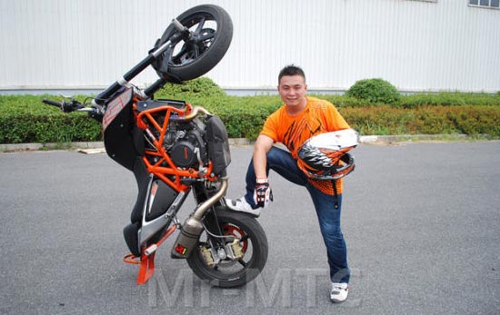 超強(qiáng)摩托車特技車手—胡海