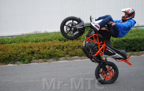 超強(qiáng)摩托車特技車手—胡海