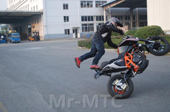 超強(qiáng)摩托車特技車手—胡海