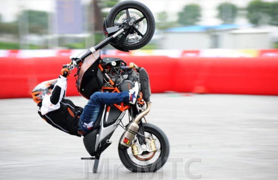 超強(qiáng)摩托車特技車手—胡海