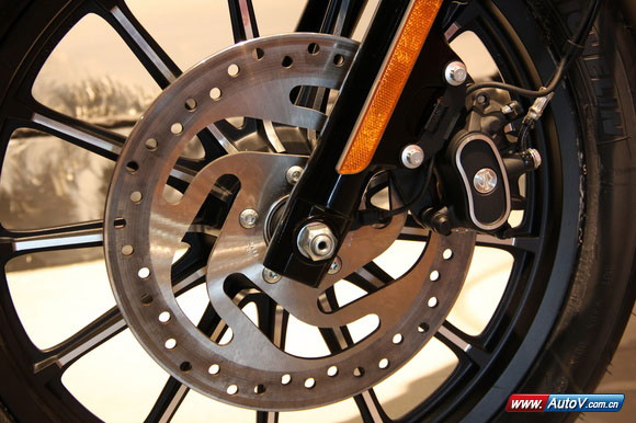 哈雷883硬漢2013款XL883N摩托車ABS制動(dòng)