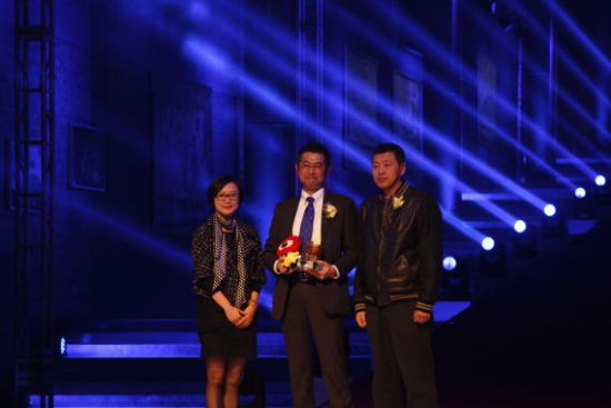 川崎重工管理(上海)有限公司摩托車部總經理 近谷英悟上臺領獎