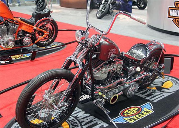 �͹���Ħ��܇���b��һ��