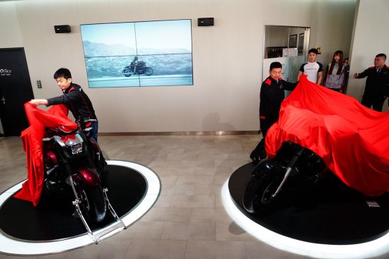 本田中國摩托車市場部主管秦虎及本田北京店總經理曾斌