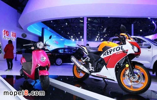 五羊本田大排量摩托車CBR300R與新能源摩托車凈原V3