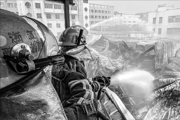 溫州艾凱摩托車頭盔工廠起火